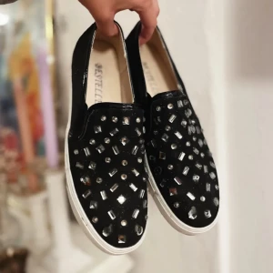 Skor - Snygga svarta sneakers med diamanter! I nyskick! Storlek 40 men passar nog 39 bättre