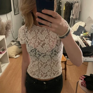 Vit spetts topp - Säljer min snygga spettstopp från zara då den inte kommer till användning längre. 💕