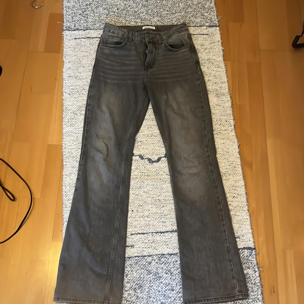 Säljer ett par gråa mid Rise jeans i storlek 34, aldrig använda och är för små på mig🫶🏻. Jeans & Byxor.