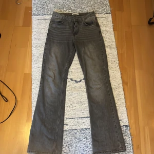 Mid waist jeans - Säljer ett par gråa mid Rise jeans i storlek 34, aldrig använda och är för små på mig🫶🏻