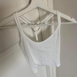 Vitt linne - Säljer detta helt nya linnet då det inte kommer till användning 🤍 den har en cool design i ryggen 😊