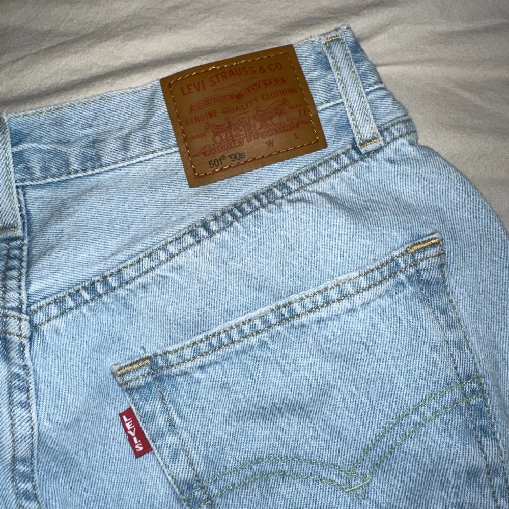 Levis 501 90’s jeans Strl: 27x32  Använda ca 3 sparsamma gånger, nyskick!  Nypris: 1249 kr. Jeans & Byxor.