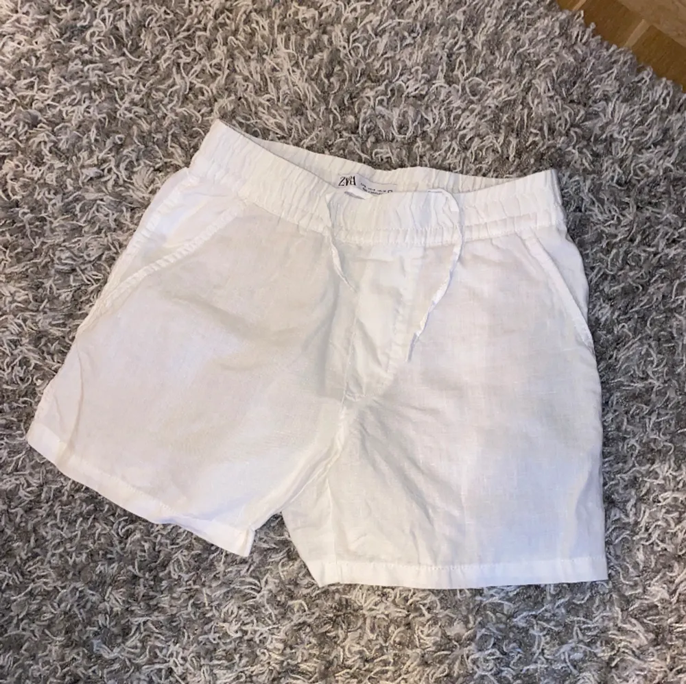 Tja, säljer ett par riktigt sköna 100%linne shorts från zara, riktigt bra skick 9,5/10. köpt för 425kr. Skriv privat för flera bilder eller frågor. . Shorts.