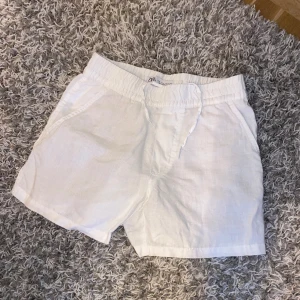 Zara Linne shorts  - Tja, säljer ett par riktigt sköna 100%linne shorts från zara, riktigt bra skick 9,5/10. köpt för 425kr. Skriv privat för flera bilder eller frågor. 