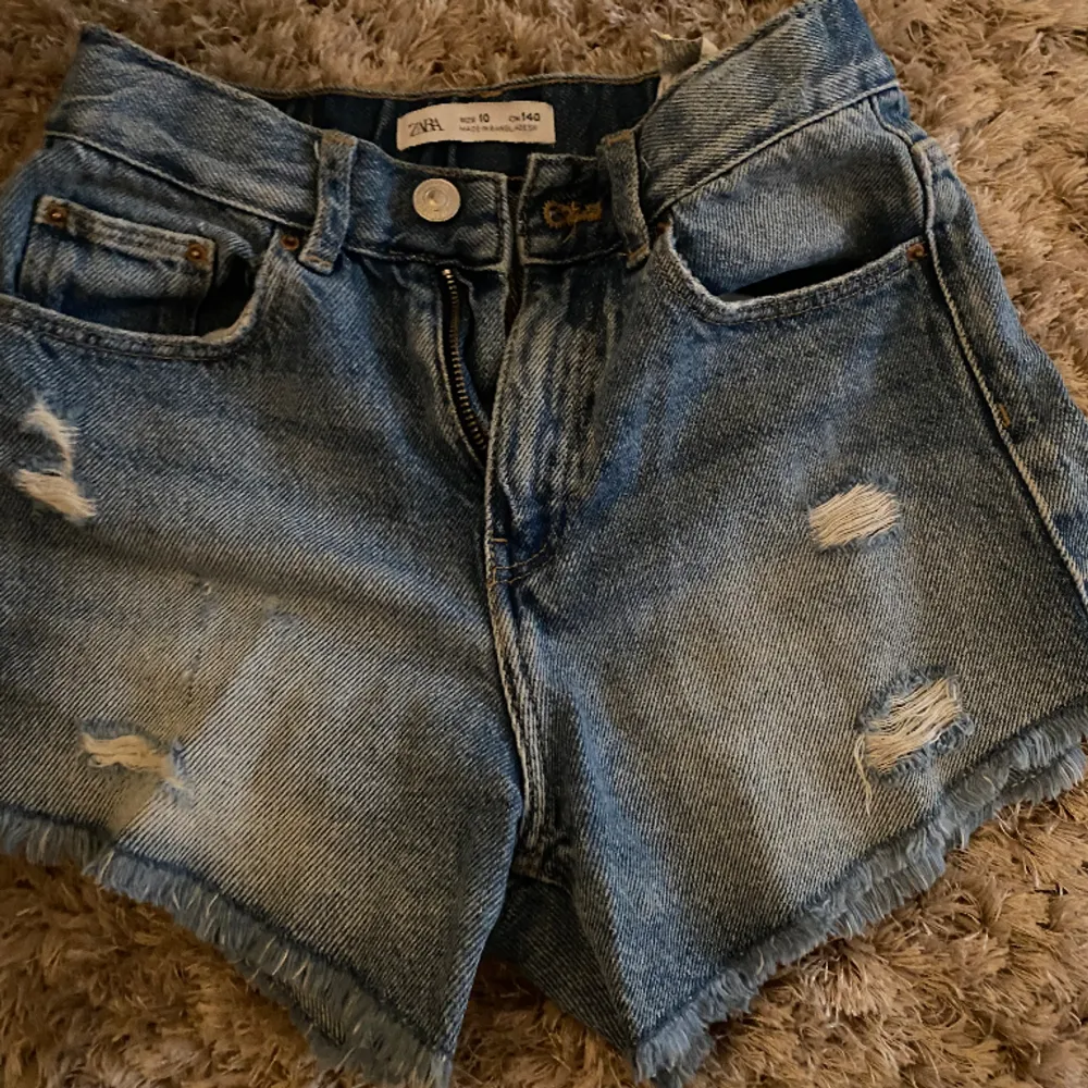 Säljer dessa jeans shorts från Zara eftersom de är försmå💗 Det är storlek 140 och är i bra skick fast ganska använda 💗Mid/ highwaist, Inga defekter men de är lite slitna. Pris går att diskutera!! . Shorts.