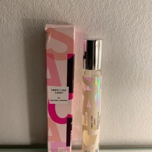 RARE ARIANA GRANDE PARFYM - KOM PRIVAT FÖR SWISH🛑 Väldigt RARE travel size ROLLER ariana grande parfym. Säljer allt Ariana Grande merch jag äger, då jag inte är ett fan numera 