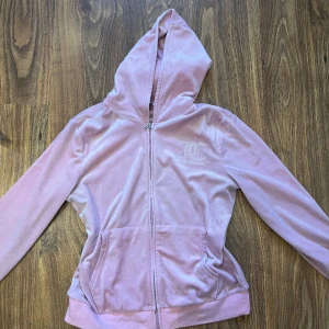 Rosa juicy couture sätt  - Använt skick men fortfarande fint Original pris: 1300 600 för hela eller 350 för en del  