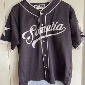 Somalia baseboll tröja - Storlek S, men känns nästan som L.