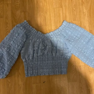 Blus från Gina tricot i strl 42 - Säljer denna oanvända off shoulder topp från Gina tricot i strl 42. Den är väldigt strechig. Funkar även för folk med mindre storlek.   Undrar man över något så är det bara att kontakta mig.