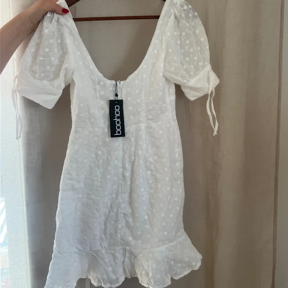 Helt ny oanvänd vit klänning med prislappen kvar! Köpte från Boohoo i storlek 38. Klänningar.
