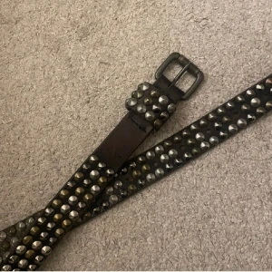 Nit skärp  - Säljer detta svarta läderskärp med nitar. Längd 95 cm men med flera hål längre in.