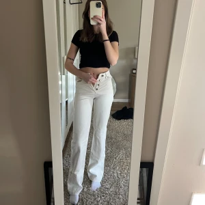 Jeans  - Mina favorit jeans som tyvär blivit för små, gräddvita/beige, använda fåtal gånger