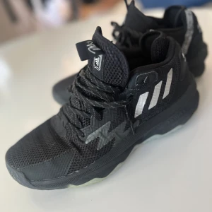 Sköna basketskor, Adidas Dame 8 - Använda endast ett par månader. 