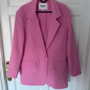 Blazer - Rosa blazer från ONLY. Helt oanvänd! Storlek 38✨