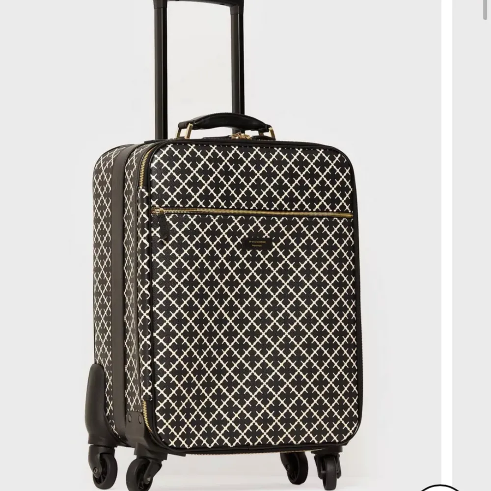 Resväska från Malene Birger, tror inte den säljs längre. väl använd men är i bra skick förutom att hjulen är lite slitna (därav priset) men rullar som den ska.. Väskor.
