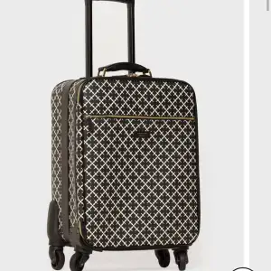 Resväska från Malene Birger, tror inte den säljs längre. väl använd men är i bra skick förutom att hjulen är lite slitna men rullar som den ska.