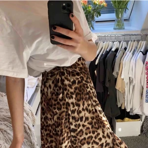 Lång kjol  - Lång leopardkjol från Raglady. Fin kvalite och inga defekter. Nypris 500kr. Passar som xs-m då man kan justera i midjan med knytningen!