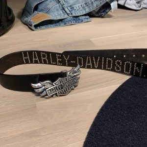 Harley Davidson bälte - Gaaalet bälte från Harley Davidson🎀 Ca 110 cm långt! Svarar gärna på frågor om mått, prisförslag osv❤️