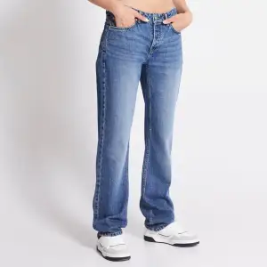 Säljer mina low waist jeans från lager, använda fåtal gånger. Gillar inte modellen på mig och därför säljer jag💗St xs men passar s också💗Frågor? Skriv om det finns intresse💗