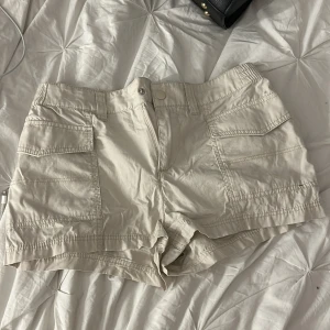 Shorts - Cargo shorts i beige färg ! Lite skrynkliga men fixas med strykjärn! 💕(lågmidjade) 