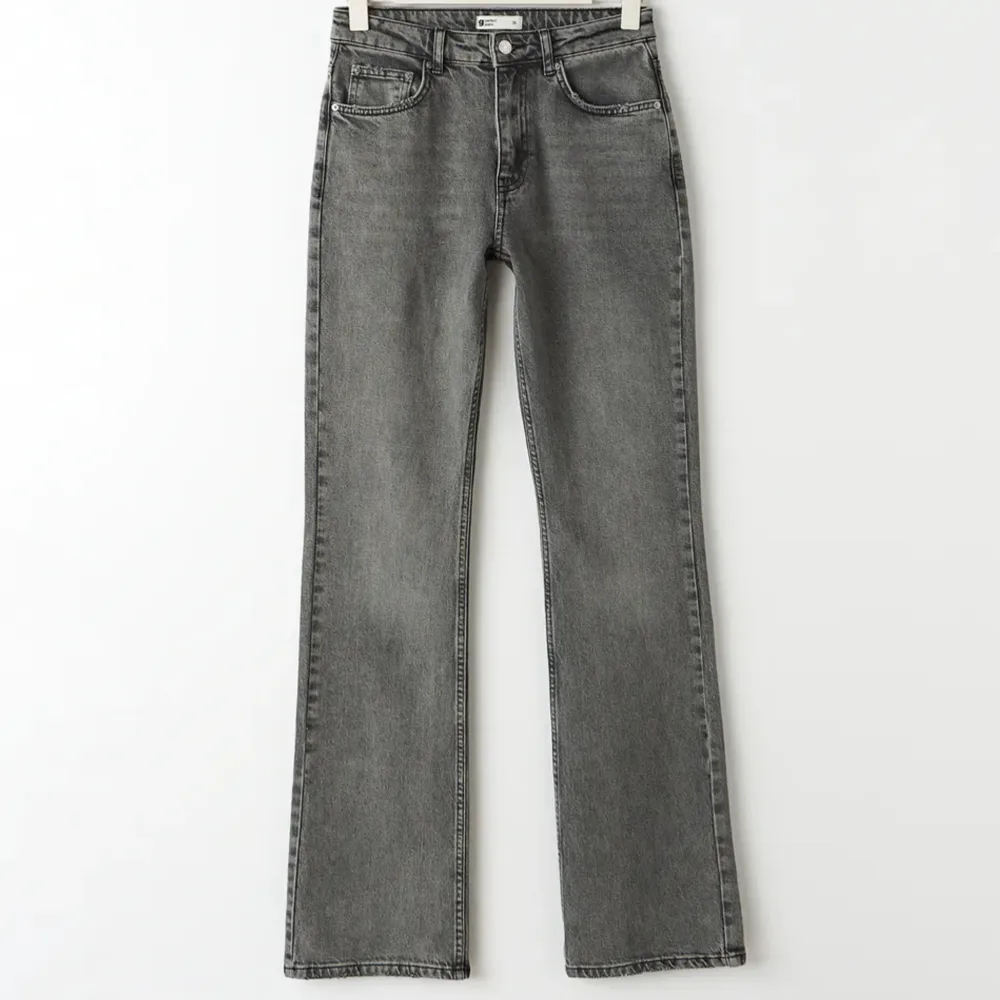 Gråa flare jeans med midwaist men sitter mer som low waist på mig🤍. Jeans & Byxor.