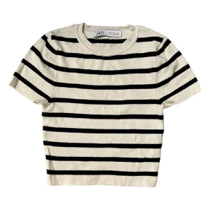 viral zara randig crop top - säljer denna ascoola toppen! mycket bra skick! om du har frågor så är det bara att kontakta mig.