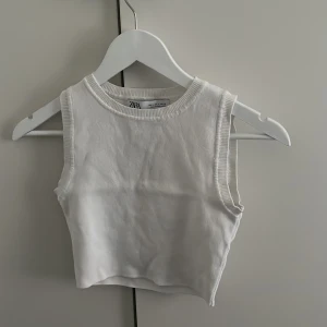 Vit topp - Fin vit topp från zara som passar till allt! Säljer pga inte kommer till användning. Fint skick. Kontakta om fler bilder önskas. ☁️❤️