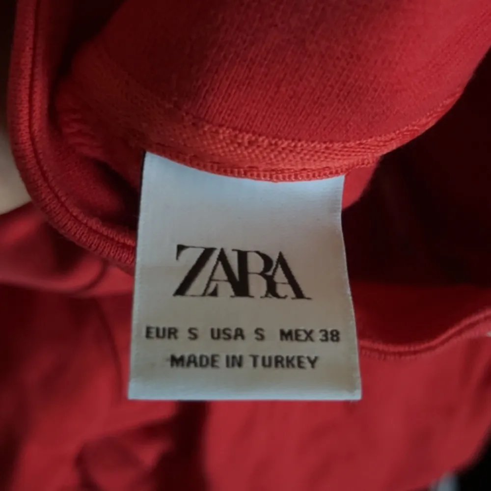 Röd half zip tröja från ZARA.  Använd fåtal gånger. . Tröjor & Koftor.