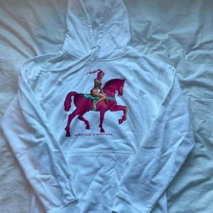 Fröken snusk hoodie  - Säljer min helt oanvända fröken snusk merch. Har tagit bort lappen men och jag har bara testat den. Säljer för att jag köpte en för liten storlek och inte kommer till användning. Nypris 700kr.