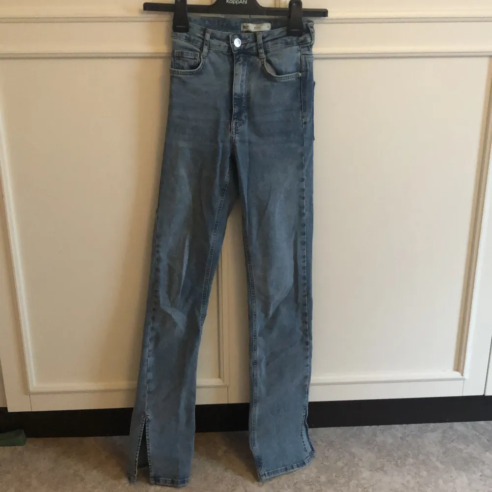 Superfina jeans i ”skinny” model med slit. Använda men väldigt bra skick.🤍. Jeans & Byxor.