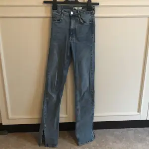 Superfina jeans i ”skinny” model med slit. Använda men väldigt bra skick.🤍