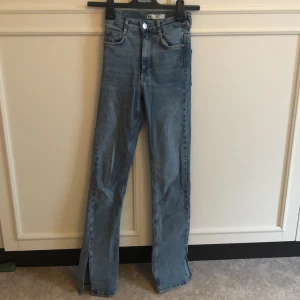 High waist jeans med slit, storlek XS - Superfina jeans i ”skinny” model med slit. Använda men väldigt bra skick.🤍