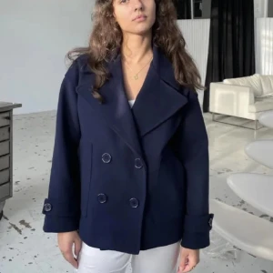 Design by si kappa - Säljer denna jätte fina mörkblåa kappa köpt för 757. Endast använd under en höst därav det inte finns några defekter!💕 pris kan diskuteras, skriv för mer bilder💕💕