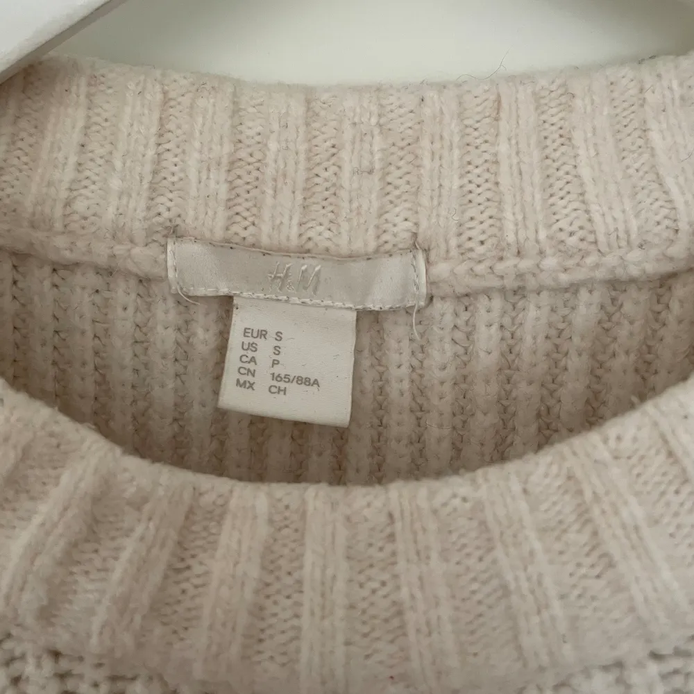 Beige/benvit Stickad tröja från H&M,  Ganska gott skick men lite nopprig.  Storlek S. Tröjor & Koftor.