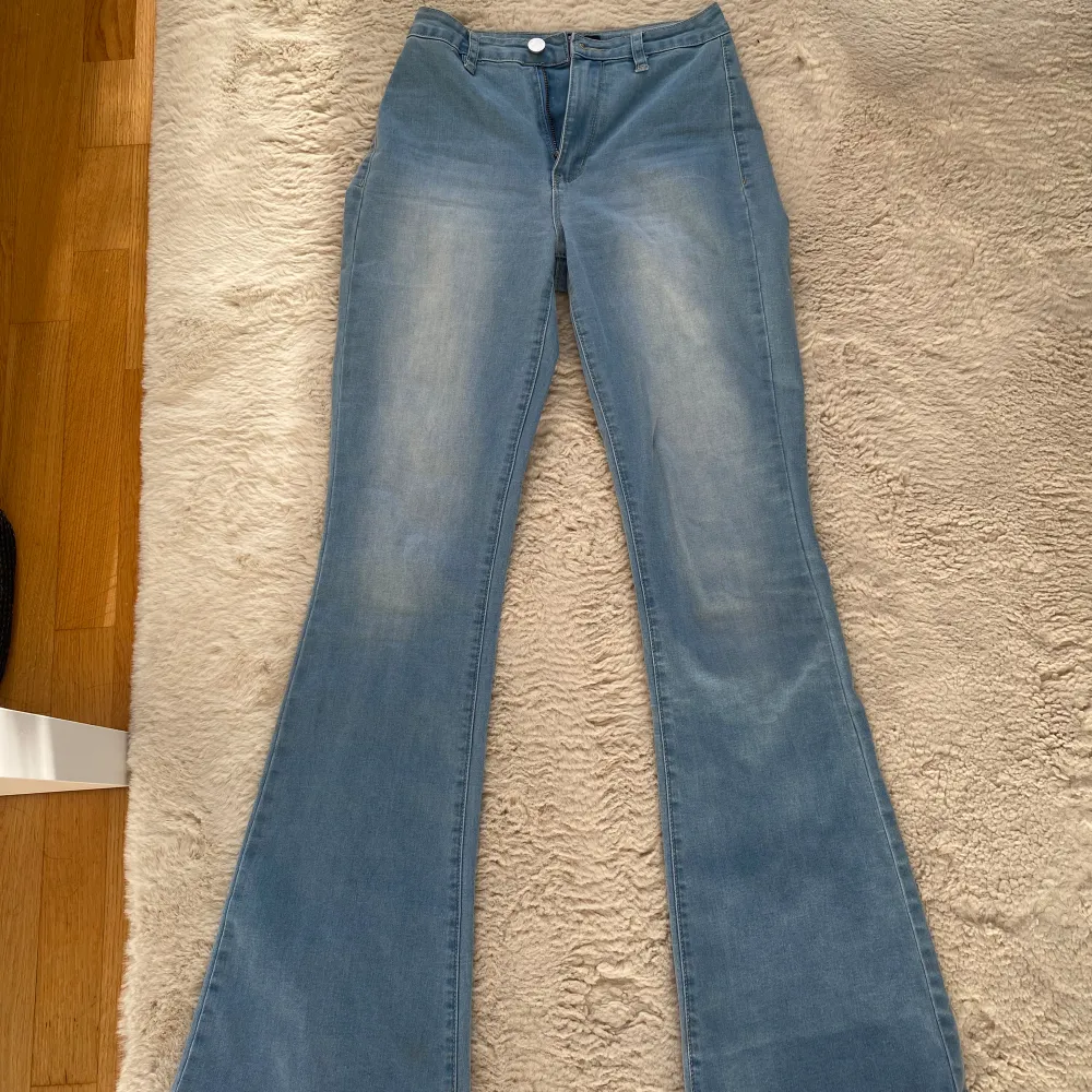 Köpte dessa super fina jeans för ett tag sen men endast använt de 1 gång då jag har så många fler.  Jeansen är alltså i perfekt skick. Storlek S/M men väldigt stretchiga. . Jeans & Byxor.