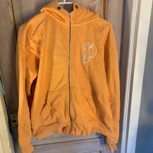 En jättesnygg orange hoodie från Peak performance i storlek XL. Fint skick förutom att dragkedjan har tappat sitt ”hänge”. Men jag har tidigare löst det med en nyckelring så det är egentligen inga problem 😇