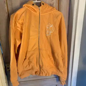 En jättesnygg orange hoodie från Peak performance i storlek XL. Fint skick förutom att dragkedjan har tappat sitt ”hänge”. Men jag har tidigare löst det med en nyckelring så det är egentligen inga problem 😇