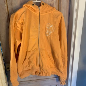 Peak performance hoodie - En jättesnygg orange hoodie från Peak performance i storlek XL. Fint skick förutom att dragkedjan har tappat sitt ”hänge”. Men jag har tidigare löst det med en nyckelring så det är egentligen inga problem 😇
