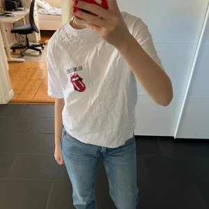 T Shirt - T shirt med Rolling Stones tema, snygg i ryggen! Kontakta för mer bilder och info!