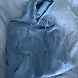 Hoodie - Superfin ljusblå hoddie ifrån weekday, mycket bra skick och extremt skön!🩵