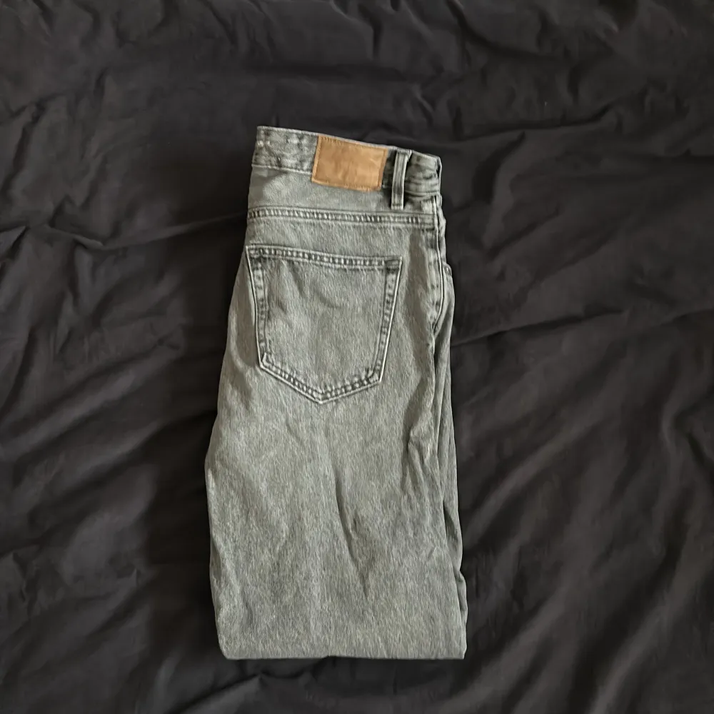 Ett par zara jeans med regular fit. Helt utan defekter (de små slitningarna är del av designen). Nypris ligger nog runt 500 eller något sånt. Storleken är eur 40 men skulle säga att det motsvarar ungefär 30/32. Jeans & Byxor.