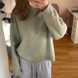 Grå/grön stickad tröja från hm💕 - Superfin grå/ grön stickad tröja från hm 💕strl S
