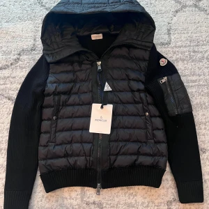 Moncler Cardigan helt ny - Helt ny storlek S. Pris 2500kr. Och med NFC 