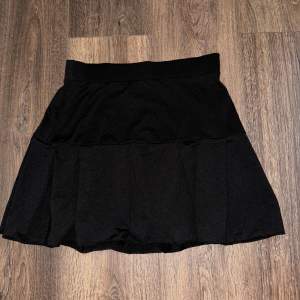 En svart kjol, lappen är borta så osäker vartifrån den är från. Fler bilder hur den ser ut på går att lösa, skicka bara ett meddelande då! Priset kan diskuteras!☺️💕