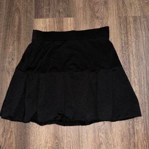 Svart kjol - En svart kjol, lappen är borta så osäker vartifrån den är från. Fler bilder hur den ser ut på går att lösa, skicka bara ett meddelande då! Priset kan diskuteras!☺️💕