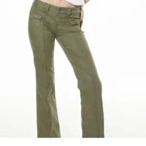 söker dessa byxorna utan fickor från H&M, grön svart o beige. söker i strl 38&40💕🫶🫶🫶