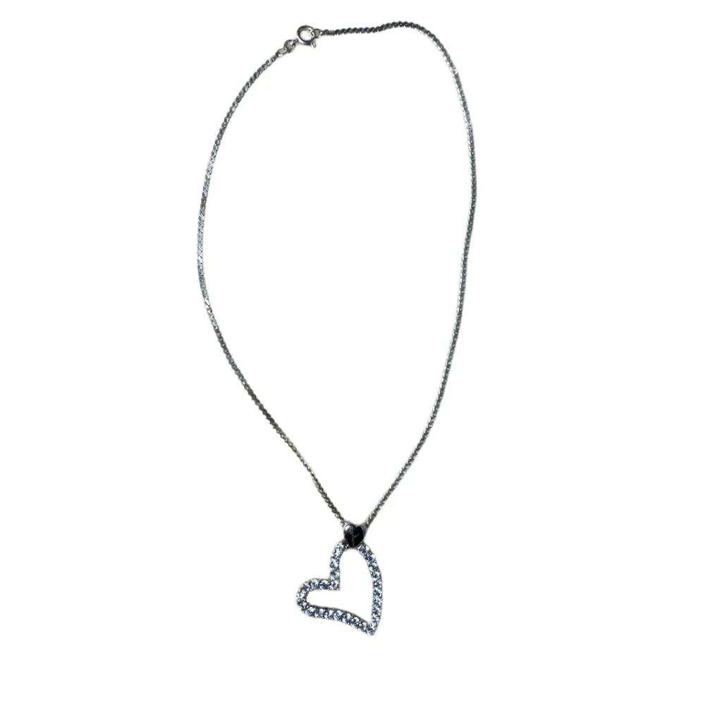 Super söt silver halsband med asymmetrisk hjärta   Stämplat med 925, både kedjan och hjärtat är i silver   . Accessoarer.