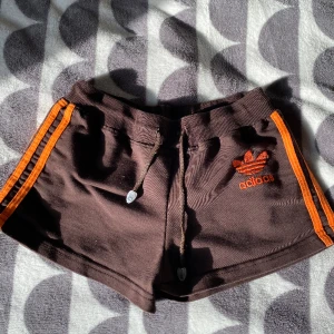 Adidas shorts - Asnygga adidasshorts! Väldigt korta och låga💕Bruna och orangea på sidorna.