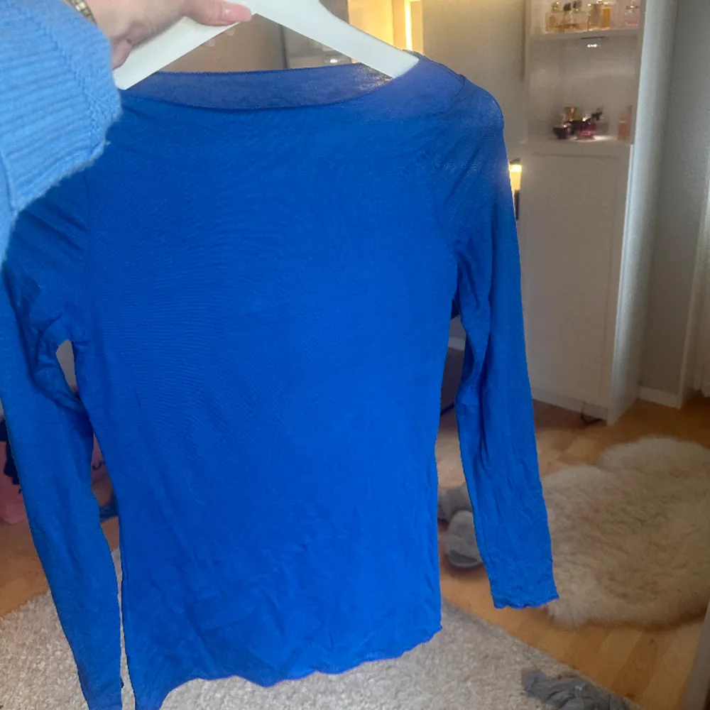  Säljer min Blåa intimisimi tröja som jag aldrig använt. Anledningen till att den är skrynklig är för att jag tryckte ner den i en låda. Säljer den till ett väldigt bra pris då den originellt kostade 500 kr och aldrig är använd.💖. Toppar.
