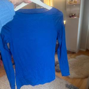  Säljer min Blåa intimisimi tröja som jag aldrig använt. Anledningen till att den är skrynklig är för att jag tryckte ner den i en låda. Säljer den till ett väldigt bra pris då den originellt kostade 500 kr och aldrig är använd.💖